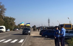 На въезде в Крым образовались длинные пробки из фур