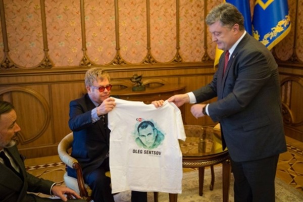 Порошенко подарил Элтону Джону футболки с Савченко и Сенцовым