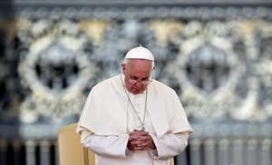Папа Франциск разрешил священнослужителям прощать грех аборта