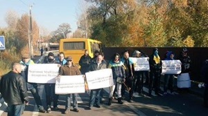 Акция #Порошокин: активисты поставили у дома Порошенко чучело Шокина