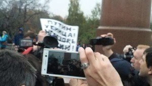 В Москве на антивоенном митинге полицейские задержали двух человек