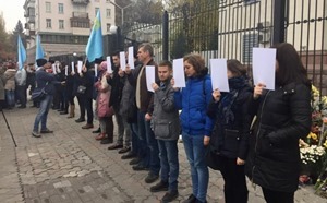 Крымские татары устроили акцию протеста под посольством РФ в Киеве