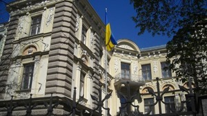 В Риге из-за конверта с неизвестным веществом эвакуировали посольство Украины 