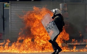 В Афинах мирные протесты переросли в беспорядки