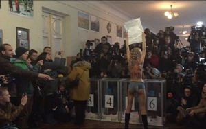 В Киеве на участке голосования Кличко разделась активистка Femen