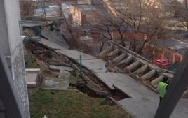 В Киеве оползень разрушил часть жилого дома, эвакуировали 83 человека