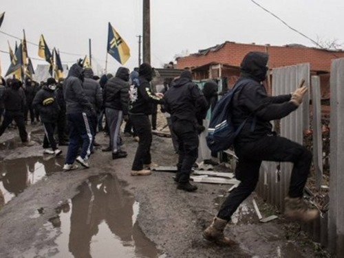 На Харьковщине активисты закидали коктейлями Молотова дома полицейских