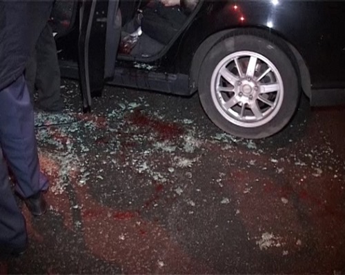Опубликованы фото с места ночного расстрела такси в Киеве
