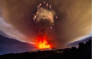 Сицилийский вулкан устроил фантастическое шоу