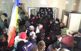 Штурм парламента в Молдове: депутатов вывели из здания