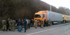 В Черновицкой области активисты заблокировали 14 российских фур 