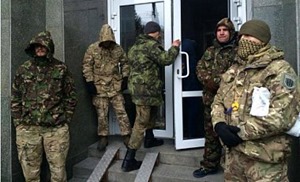 Люди в камуфляже заняли актовый зал отеля «Козацький» на Майдане в Киеве