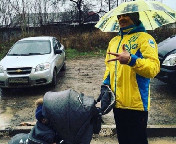 Боксер Усик прогулялся по Симферополю в форме сборной Украины