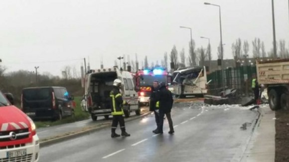 Во Франции грузовик влетел в школьный автобус: погибли дети