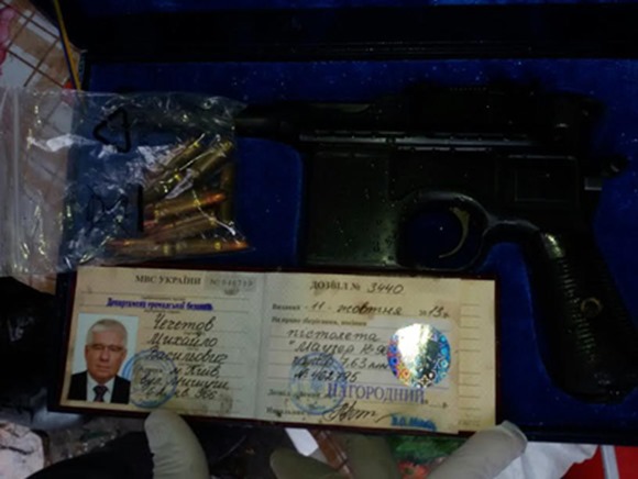 В Киеве во время обыска дома нашли именной пистолет Чечетова