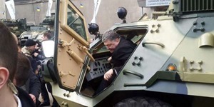 Порошенко в Харькове лично испытал новый БТР-4 