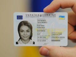 Украинцев с новыми ID-паспортами отказались пока впускать в Беларусь