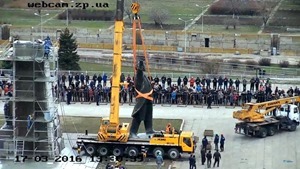 В Запорожье снесли самый большой в Украине памятник Ленину