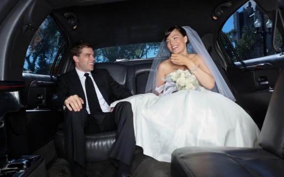 Счастливая пара в лимузине на своей свадьбе